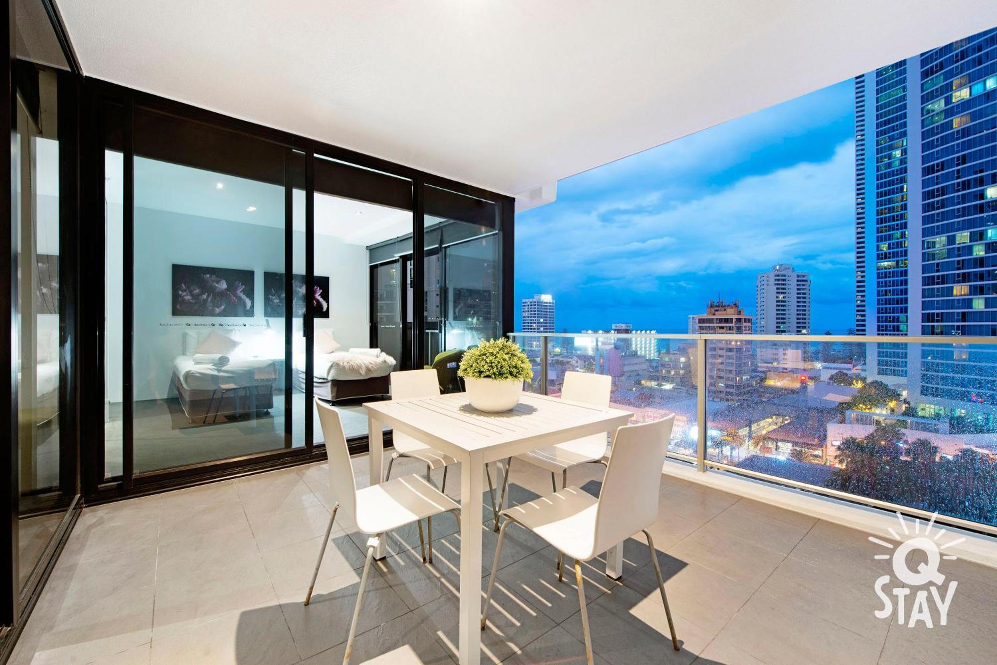 Circle On Cavill - Qstay Gold Coast Exterior photo