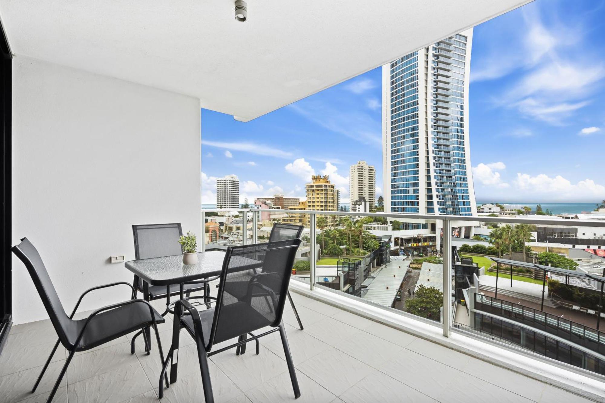 Circle On Cavill - Qstay Gold Coast Exterior photo