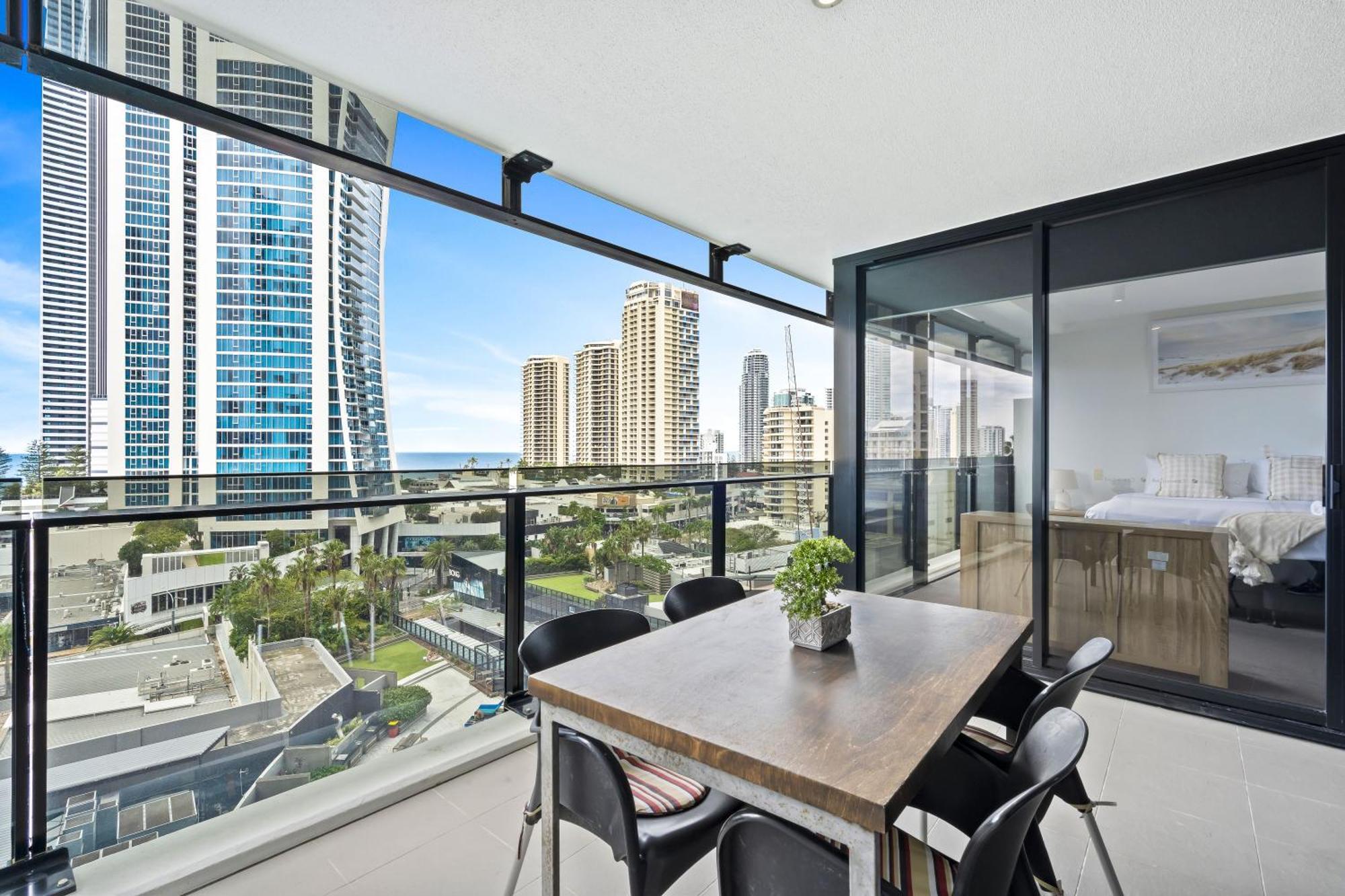 Circle On Cavill - Qstay Gold Coast Exterior photo